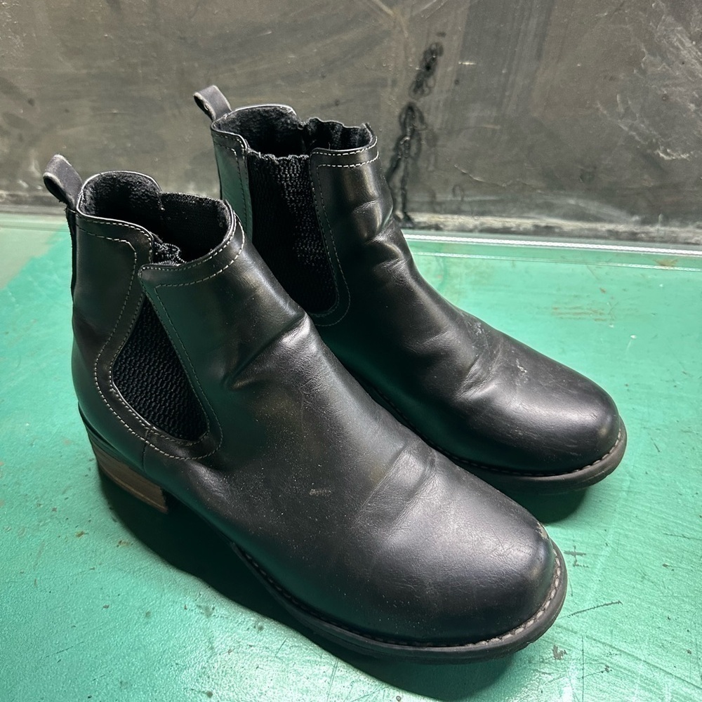 Eastland women’s black ankle boot size 9